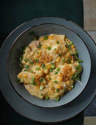 Галушки з курячим філе та сирним соусом