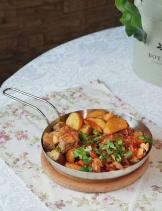Пательня зі свининою та овочами