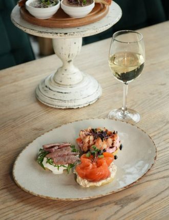 Терчаники з тунцем, креветкою та лососем